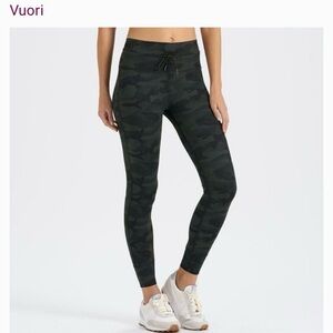 Vuori Daily Legging Camo Black, Medium